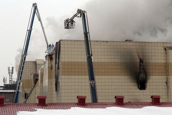 Сотрудники пожарной охраны МЧС борются с пожаром в торговом центре Зимняя вишня в Кемерово - Sputnik Узбекистан