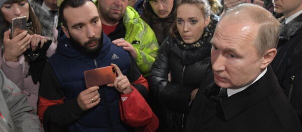 Президент РФ В. Путин почтил память погибших при пожаре в Кемерове Президент РФ В. Путин почтил память погибших при пожаре в Кемерове - Sputnik Узбекистан