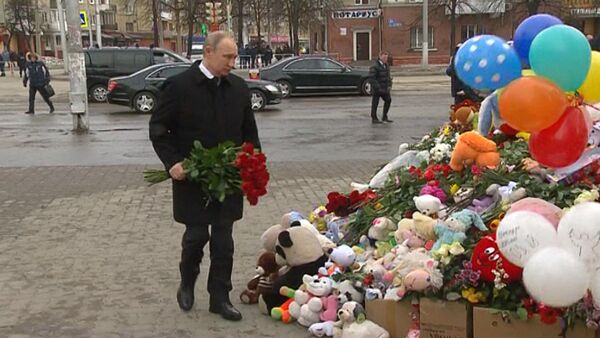 Путин возложил цветы на месте трагедии в Кемерово - Sputnik Ўзбекистон