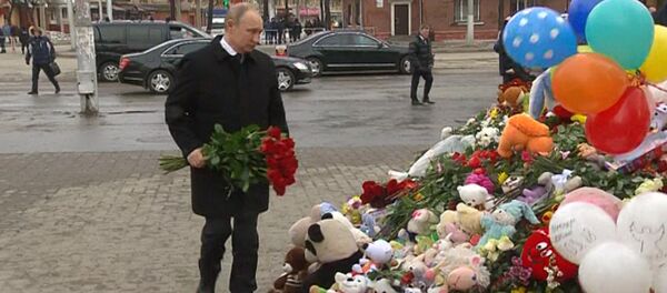 Путин возложил цветы на месте трагедии в Кемерово Путин возложил цветы на месте трагедии в Кемерово - Sputnik Ўзбекистон