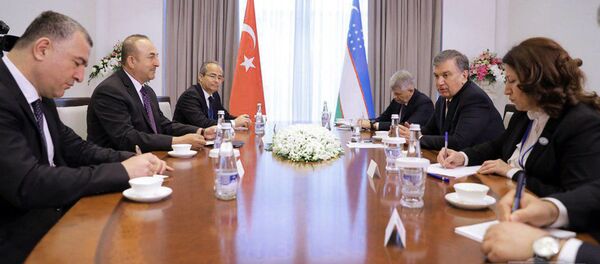 Шавкат Мирзиёев принял министра иностранных дел Турции Мевлюта Чавушоглу, принявшего участие в международной конференции Мирный процесс, сотрудничество в сфере безопасности и региональное взаимодействие. - Sputnik Узбекистан