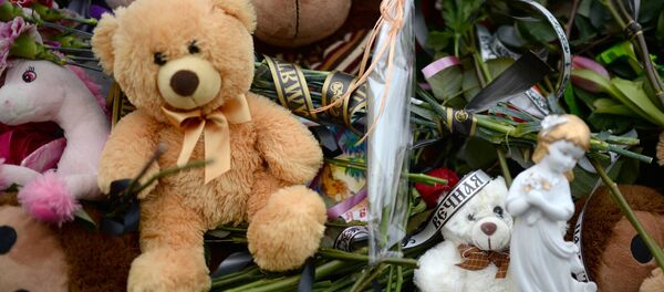 Цветы в память о погибших в ТЦ «Зимняя вишня» Цветы в память о погибших в ТЦ «Зимняя вишня» - Sputnik Узбекистан