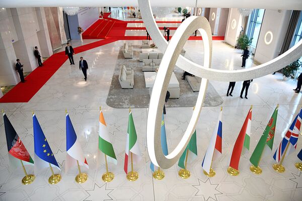 Флаги стран-участниц конференции по Афганистану в Ташкенте - Sputnik Узбекистан