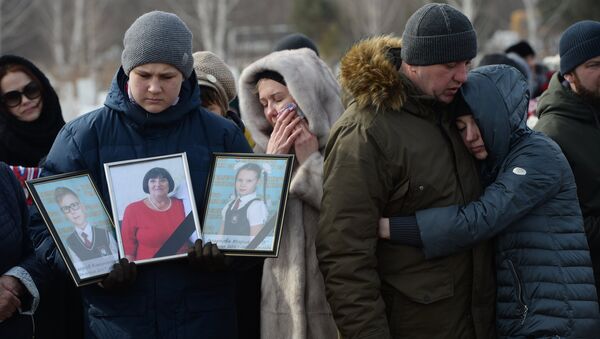 Прощание с погибшими при пожаре в торговом центре в Кемерово - Sputnik Узбекистан