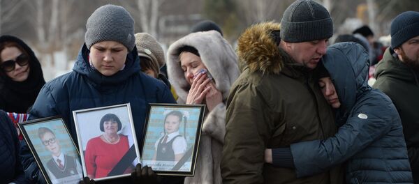 Прощание с погибшими при пожаре в торговом центре в Кемерово Прощание с погибшими при пожаре в торговом центре в Кемерово - Sputnik Узбекистан