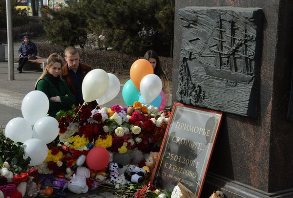 Акции в память о погибших при пожаре в ТЦ Зимняя вишня Акции в память о погибших при пожаре в ТЦ Зимняя вишня - Sputnik Узбекистан