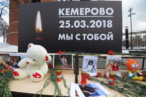 Акции в память о погибших при пожаре в ТЦ Зимняя вишня - Sputnik Узбекистан