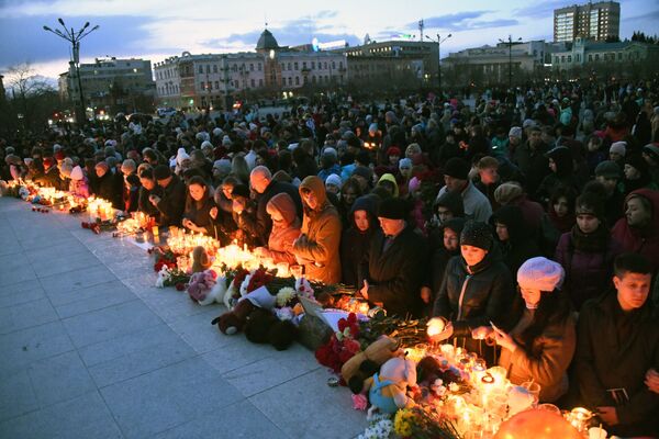 Акции в память о погибших при пожаре в ТЦ Зимняя вишня - Sputnik Узбекистан