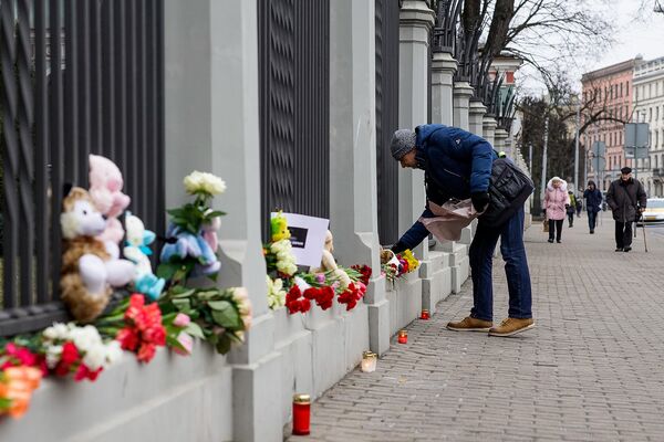 Люди несут цветы к посольству РФ в память о трагедии в Кемерово - Sputnik Узбекистан