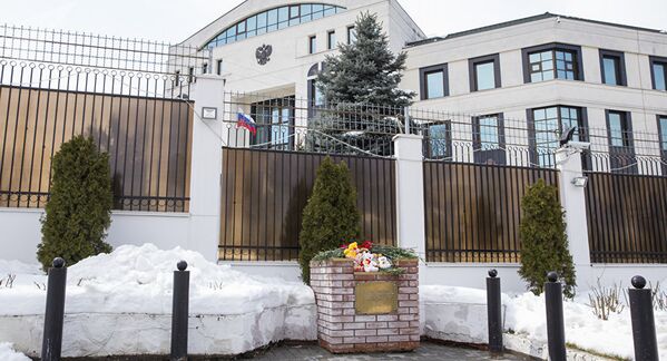 Цветы у Посольства РФ в Кишиневе - Sputnik Узбекистан