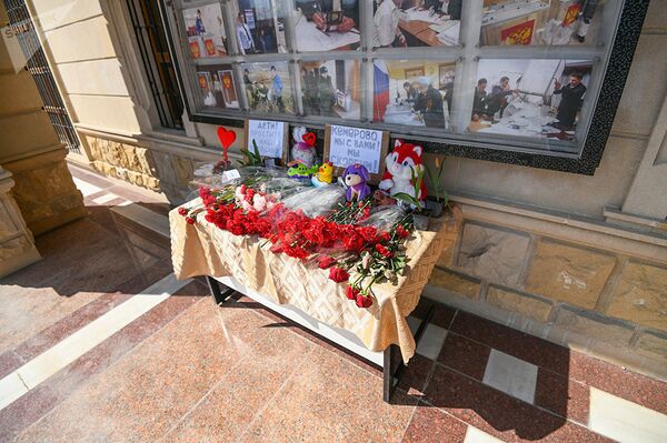 Цветы у стен Посольства РФ в Азербайджане в память о погибших в Кемерово - Sputnik Узбекистан