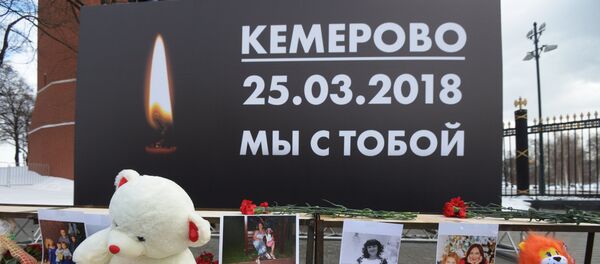 Акции в память о погибших при пожаре в ТЦ Зимняя вишня - Sputnik Узбекистан