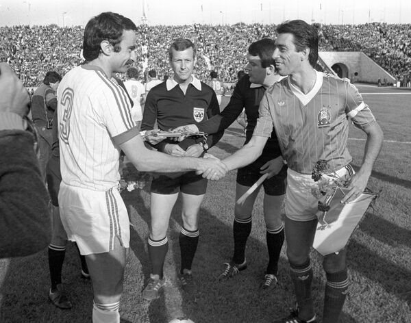 Капитан сборной СССР Александр Чивадзе жмет руку капитану сборной Мексики Томасу Бою перед товарищеской встречей – 1984 год Капитан сборной СССР Александр Чивадзе жмет руку капитану сборной Мексики Томасу Бою перед товарищеской встречей – 1984 год - Sputnik Узбекистан