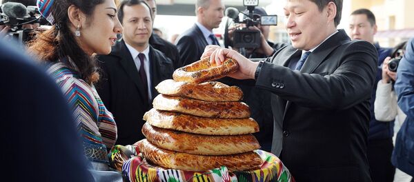 Премьер-министр Кыргызской Республики Сапар Исаков прибыл в город Фергану Премьер-министр Кыргызской Республики Сапар Исаков прибыл в город Фергану - Sputnik Ўзбекистон