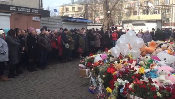 Акции в память о жертвах трагедии в Кемерово в России и за границей - Sputnik Узбекистан