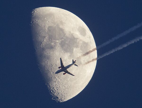 Самолет пролетает на фоне луны над Франкфуртом, Германия - Sputnik Узбекистан