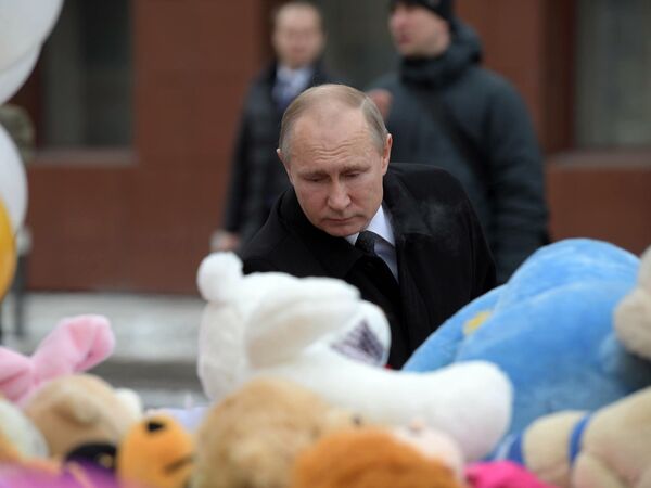 Putin Kemerovo qurbonlari xotirasiga tashkil qilingan memorialga gul qo‘ydi. - Sputnik O‘zbekiston