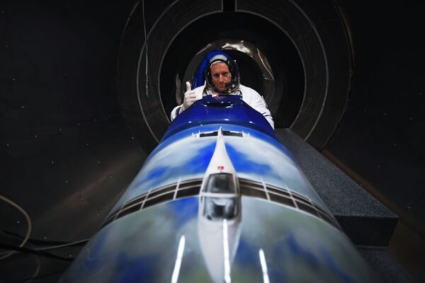 Швейцарский пилот Рафаэль Домжан в скафандре, разработанном российским НПП Звезда - Sputnik Узбекистан