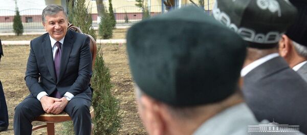 Президент Шавкат Мирзиёев побеседовал с жителями махалли Заргарлик города Джизака - Sputnik Ўзбекистон