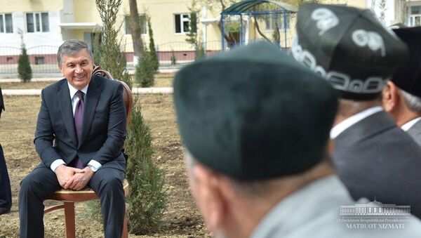 Prezident Shavkat Mirziyoyev pobesedoval s jitelyami maxalli Zargarlik goroda Djizaka - Sputnik O‘zbekiston