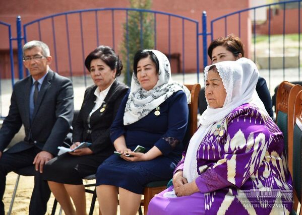 Президент Шавкат Мирзиёев побеседовал с жителями махалли Заргарлик города Джизака - Sputnik Узбекистан