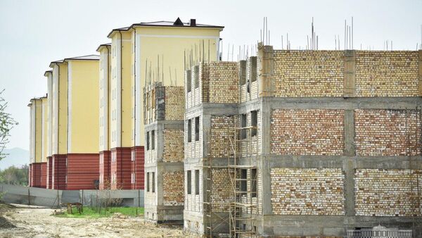 Шавкат Мирзиёев осмотрел многоквартирные дома,  строящиеся на улице Мустакиллик в Джизаке - Sputnik Узбекистан