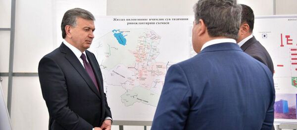 Shavkat Mirziyoyev osmotrel mnogokvartirnie doma,  stroyashiyesya na ulitse Mustakillik v Djizake - Sputnik O‘zbekiston