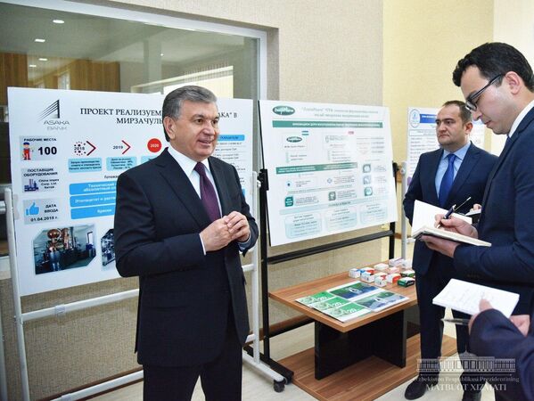 Президент Шавкат Мирзиёев в ходе посещения Зарбдорского района - Sputnik Узбекистан