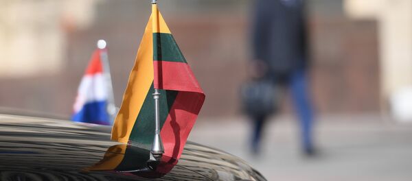 Avtomobil posolstva Litvi v RF u zdaniya ministerstva inostrannix del RF, kuda vizvani posli stran, vislavshix rossiyskix diplomatov - Sputnik O‘zbekiston