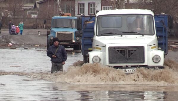 СПУТНИК_ Около 1500 человек эвакуированы  из-за рекордного наводнения на Алтае - Sputnik Узбекистан