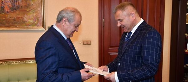 Глава МИД Узбекистана Абдулазиз Камилов и вновь назначенный чрезвычайный и полномочный посол Беларуси Леонид Маринич - Sputnik Узбекистан