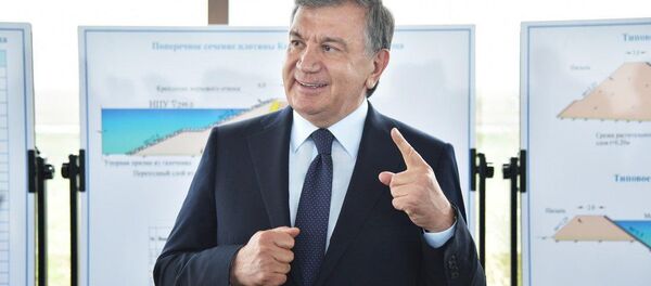 Президент Узбекистана Шавкат Мирзиёев во время визита в Джизакскую область - Sputnik Узбекистан