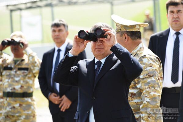 Президент Узбекистана Шавкат Мирзиёев наблюдает за учениями на полигоне Фориш - Sputnik Узбекистан