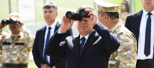 Президент Узбекистана Шавкат Мирзиёев наблюдает за учениями на полигоне Фориш Президент Узбекистана Шавкат Мирзиёев наблюдает за учениями на полигоне Фориш - Sputnik Ўзбекистон