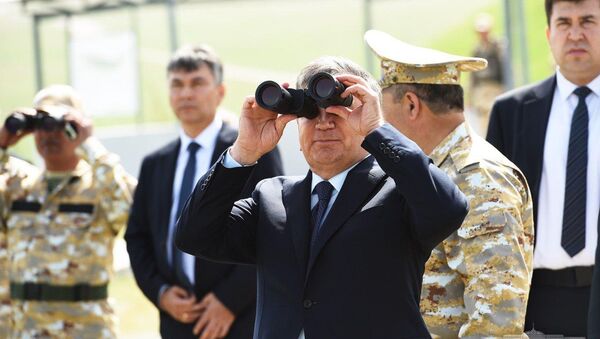 Prezident Uzbekistana Shavkat Mirziyoyev nablyudayet za ucheniyami na poligone Forish - Sputnik Oʻzbekiston