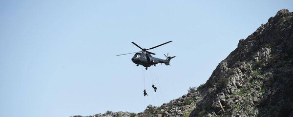 Uzbekskie voyennie otrabativayut visadku desanta na poligone Forish Uzbekskie voyennie otrabativayut visadku desanta na poligone Forish - Sputnik O‘zbekiston