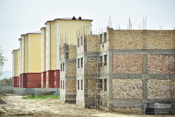 Строящиеся дома на улице Мустакиллик в Джизаке - Sputnik Узбекистан