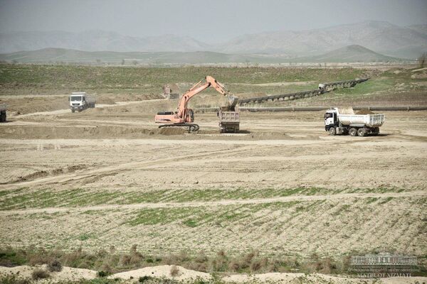 Строительство водохранилища в Зафарабадском районе Джизакской области - Sputnik Узбекистан