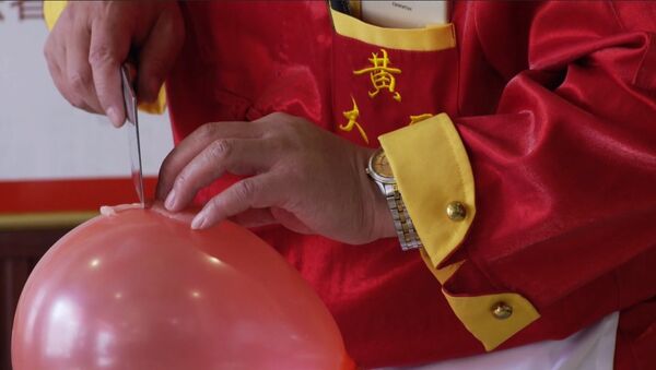 СПУТНИК_Китайский шеф-повар разделывает мясо на воздушном шарике с завязанными глазами - Sputnik Узбекистан