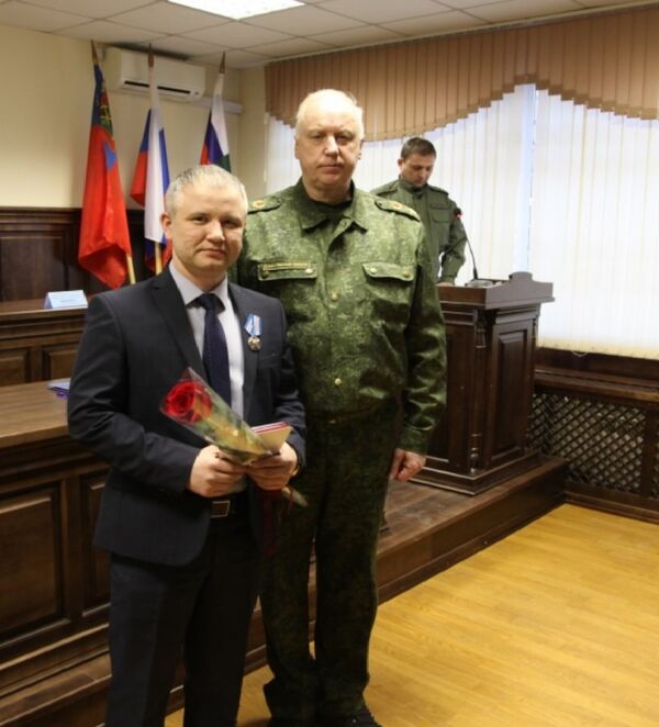 Александр Бастрыкин наградил Фарзона Салимова за спасение людей в Кемерово Александр Бастрыкин наградил Фарзона Салимова за спасение людей в Кемерово - Sputnik Узбекистан