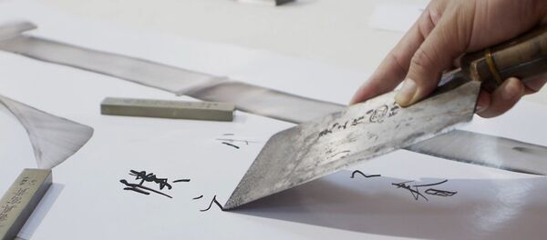 СПУТНИК_Китайский каллиграф рисует иероглифы поварскими ножами СПУТНИК_Китайский каллиграф рисует иероглифы поварскими ножами - Sputnik Узбекистан