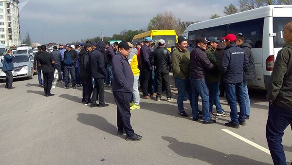Водители маршрутного такси во время забастовки в Бишкеке - Sputnik Ўзбекистон
