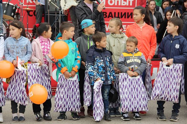 Организаторы вручили подарки детям из малообеспеченных семей и воспитанникам детдомов - Sputnik Узбекистан