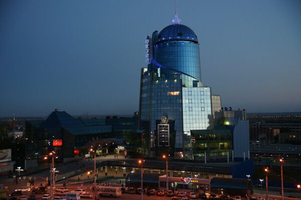 Железнодорожный вокзал – здание построено в 2001 году. Самый высокий вокзал Европы, его высота со шпилем - 101 метр. На 18-м этаже находится смотровая площадка - Sputnik Узбекистан