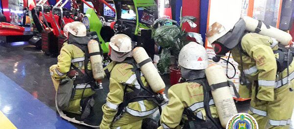 Spetsialisti slujbi pojarnoy bezopasnosti, instruktori-spasateli i vrachi obuchali personal TRS gramotnim operativnim deystviyam po likvidatsii vozmojnix ochagov vozgoraniya i evakuatsii posetiteley - Sputnik O‘zbekiston