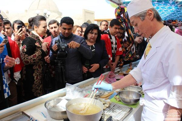 Гости фестиваля Насреддин Афанди могли попробовать разнообразные блюда от узбекских, турецких и японских поваров - Sputnik Узбекистан