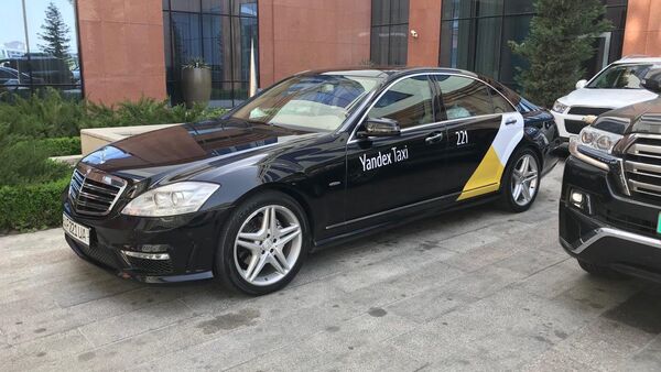 Автомобиль Mercedes с логотипом Яндекс такси - Sputnik Узбекистан