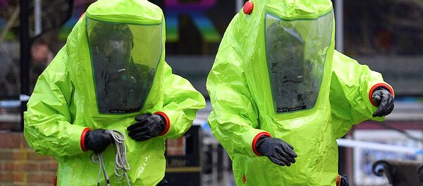 Полицейские в защитных костюмах Полицейские в защитных костюмах - Sputnik Узбекистан