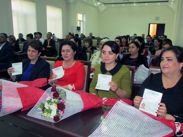 В Самарканде вручены паспорта 35 новым гражданам Узбекистана В Самарканде вручены паспорта 35 новым гражданам Узбекистана - Sputnik Узбекистан