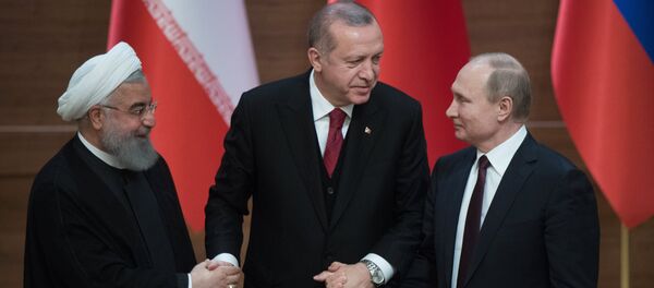 Президент РФ Владимир Путин, президент Турецкой Республики Реджеп Тайип Эрдоган и президент Исламской Республики Иран Хасан Рухани Президент РФ Владимир Путин, президент Турецкой Республики Реджеп Тайип Эрдоган и президент Исламской Республики Иран Хасан Рухани - Sputnik Ўзбекистон